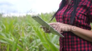 智慧<strong>生态</strong>生活方式农业<strong>养殖</strong>理念.. 农民女孩植物研究员在检查时使用和触摸平板电脑